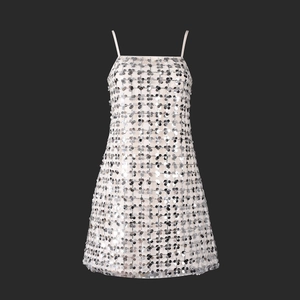Détail des paillettes argentées sur la robe à fines bretelles double épaisseur
