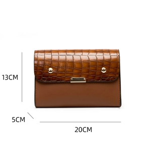 Sac à main marron avec relief crocodile, boucle métal et dimensions 20x13x5cm