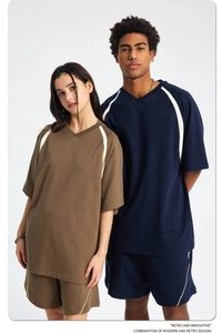 Λεπτομέρεια oversized αθλητικού σετ με λαιμόκοψη V, ρετρό λεπτομέρειες και premium υφή