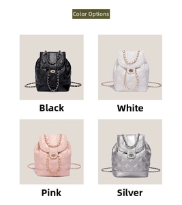 Vista detallada de mini mochilas acolchadas en negro, blanco, rosa y opciones de plata