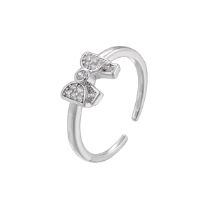 Detail der silbernen Schleifenring mit Mikro-Zirkonia und verstellbarem offenem Ringband