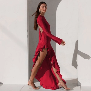 Détail de la robe rouge à paillettes dos nu avec fente haute et ourlet à volants