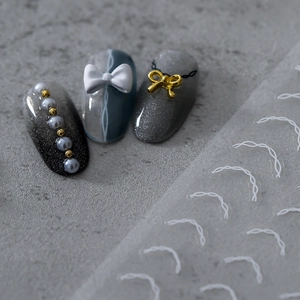 Autocollants ongles lignes françaises avec nœuds 3D et perles sur ongles gris