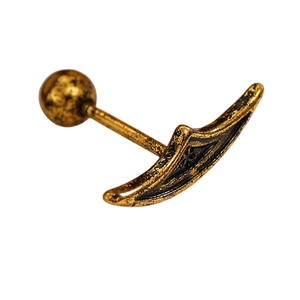 Dettaglio dell'orecchino a mezzaluna in oro vintage con motivi geometrici traforati