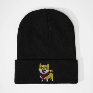 Détail du bonnet en maille noire avec broderie Shiba Inu et texture côtelée chaude
