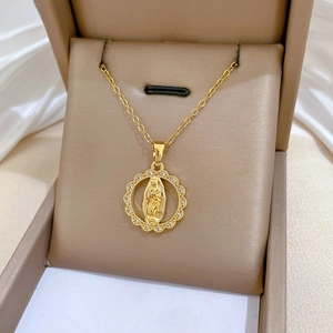 Détail macro du pendentif Vierge Marie plaqué or avec zircons dans un écrin à bijoux