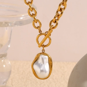 Baroque pearl necklace with 18K gold plated stainless steel chain and OT toggle clasp