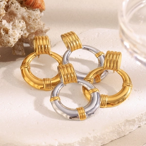 Boucles d'oreilles créoles plaquées or 18 carats texturées en or et argent sur marbre