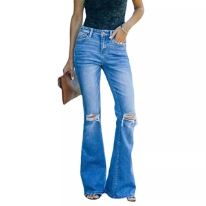 Jean évasé bleu clair pour femme avec genoux déchirés et taille haute de style vintage