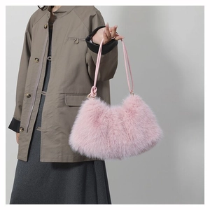 Sac sous le bras en fausse fourrure rose avec texture douce et fines bandoulières