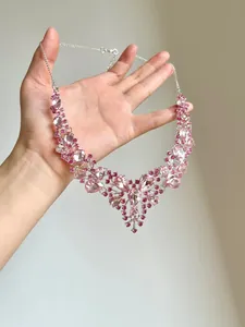 Detailansicht der Halskette mit rosa Kristallanhängern in Tropfenform und Karabinerverschluss