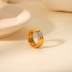 Dettaglio dell'anello a tre strati in acciaio inossidabile placcato oro 18K con diamanti