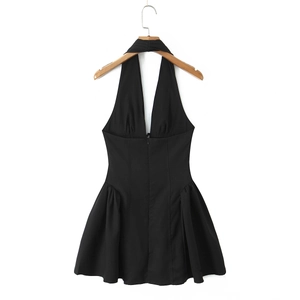 Vorderansicht schwarzes Neckholder-Minikleid mit tiefem V-Ausschnitt und Taillenfalten