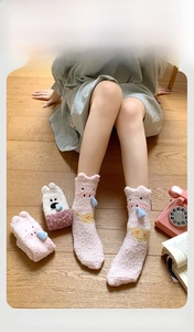 Gros plan de chaussettes en molleton de corail rose avec oreilles 3D et revers souples