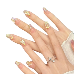 Faux ongles dégradés roses avec perles et étoiles dorées pour Noël et fêtes