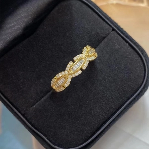 Exquisito anillo de oro trenzado con cristales rectangulares y pavé de diamantes en estuche
