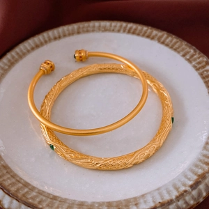 Détail des bracelets plaqués or 18 carats de style chinois avec pierres précieuses vertes