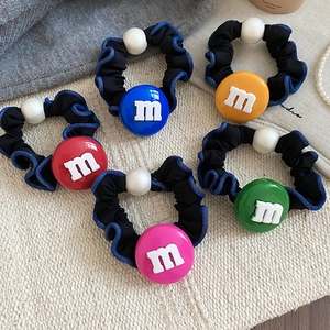 Lot de 5 chouchous colorés avec perles en résine lettre m et détails de perles blanches