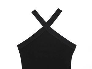 Détail du décolleté dos nu noir et de la texture en maille élastique de la robe longue
