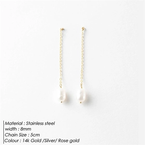 Détails de boucles d'oreilles avec chaîne en acier de 5cm et perle baroque de 8mm