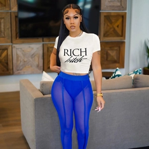 Set due pezzi da donna: crop top bianco con grafica e leggings in mesh blu trasparente