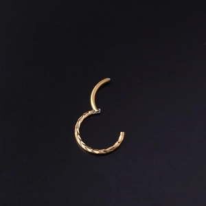 Anello da naso dorato in acciaio inossidabile con motivo a rombi tagliati su sfondo nero