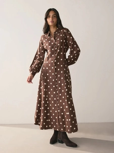 Robe chemise longue à pois marron avec manches longues, col à revers et boutonnage
