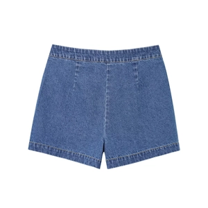 Détails à plat de ce short en denim bleu avec texture authentique et design classique