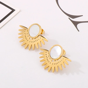 Boucles d'oreilles soleil dorées avec nacre ovale dans un design minimaliste