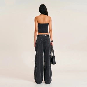 Vue arrière complète d'un haut bustier ajusté et d'un pantalon cargo gris foncé à poches