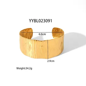 Bracelet manchette large en acier titane avec texture martelée d'ondulation d'eau