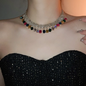Gros plan d'un collier ras du cou de luxe avec cristaux rectangulaires colorés et strass