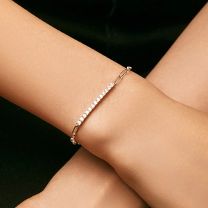 Elegant S925 sterling silver paperclip bracelet featuring a row of sparkling moissanite