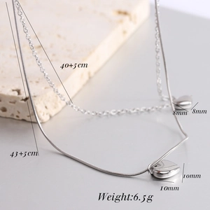 Dettaglio della collana a doppio cuore in argento con lunghezze delle catene e peso