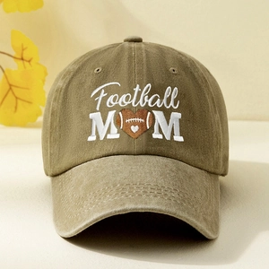 Détail de la broderie Football Mom sur une casquette de baseball en coton délavé