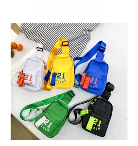 Vue à plat de cinq sacs de poitrine pour enfants en blanc jaune bleu vert et noir