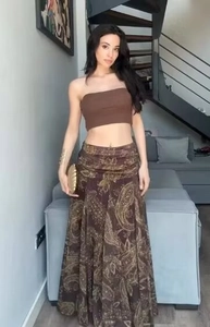 Détail de la jupe longue bohème à motif paisley avec haut bandeau marron et taille plissée