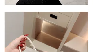 Detail der weißen Braut-Perlenkette mit eleganten Perlen für Abend-Handtaschen