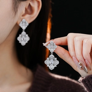 Gros plan de boucles d'oreilles argentées avec des fleurs en zircone étincelantes