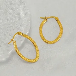 Créoles en forme de U en acier inoxydable plaqué or 18k avec texture nid d'abeille