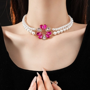 Collana di perle a due strati con pendente a fiore in cristallo magenta e trasparente