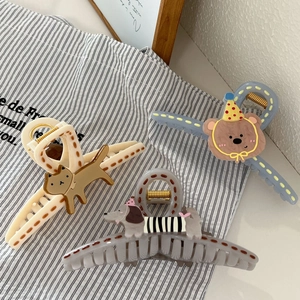Drie leuke matte haarclips met dieren met kat, beer en hond op een gestreepte achtergrond