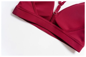 Détail de la brassière de yoga bordeaux avec double couture et boucles réglables