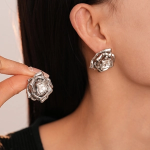 Boucles D Oreilles Bouton Rose Alliage Strass Avec Tige En Argent Pétale De Métal Minimaliste Bijoux Élégants Pour Femmes