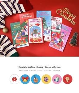 Vue détaillée d'enveloppes de Noël et d'autocollants ronds avec illustrations festives