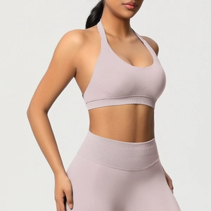 Détail de l'ensemble brassière de sport licou et legging de yoga sans couture mauve