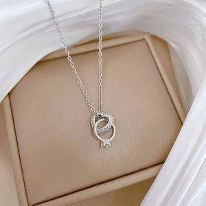 Dettaglio della collana cuore in argento con cristalli su scatola porta gioielli beige