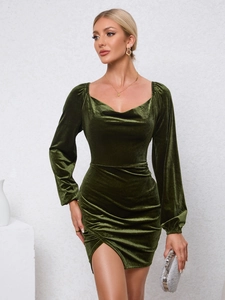 Elegante vestido ajustado de terciopelo verde oliva con mangas abullonadas y detalle de raja