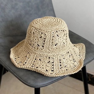 Cappello da sole all'uncinetto con motivi traforati e tesa ondulata su sedile in pelle