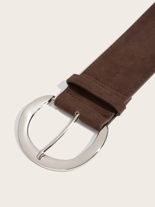 Détail de ceinture large en daim marron vintage avec boucle argentée mate